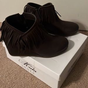 Cute fridge ankle boots! Great condition. Wore once.